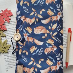 Wodoodporne etui na książkę: jesienne liski na granatowym