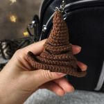 Brelok Tiara Przydziału, Zawieszka dla fanów Harry'ego Pottera - *Na zamówienie istnieje możliwość zmiany napisu (np. nazwa fakultetu "Slytherin"). Jeśli chcesz otrzymać konkretny napis, podaj go w uwagach do zamówienia. W przeciwnym razie wyślemy produkt losowo.