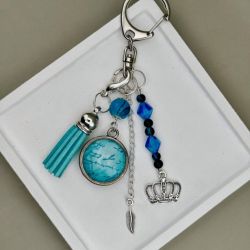 Brelok Turkusowa Korona – elegancki brelok z chwostem i zawieszkami