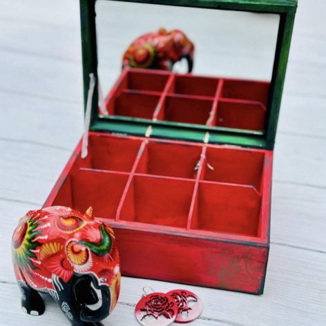 Toaletka z lusterkiem, Frida Kahlo, energetyczna kolorystyka, prezent