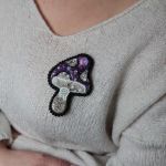 Ręcznie robiona broszka grzybka z koralików – unikalna biżuteria artystyczna - na zamówienie - 