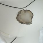 Szary nieregularny surowy plaster agatu, wisior na rzemieniu - 