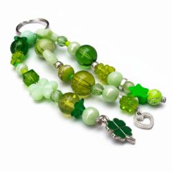 Zielony breloczek z koralików z koniczynką 