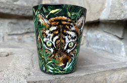 Czarny, porcelanowy kubek Tygrys w trawie