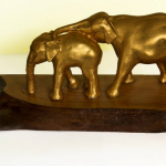 Duża statuetka dwóch złotych słoni - Słonie z lewego profilu
