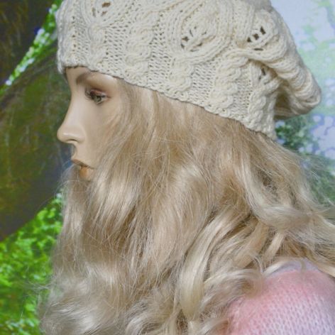 Beret z warkoczem w kolorze kremowym