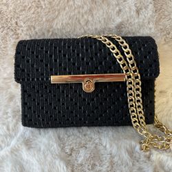 Czarna torebka handmade – elegancka, pleciona, z złotym zapięciem