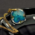 Wisiorek z turkusową hortensją i złotymi płatkami - wisiorek hortensja