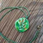 Leśna Kropla – zielony wisiorek z motywem roślinnym - 3