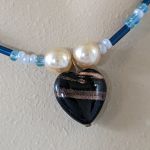 Naszyjnik z trzech połączonych sznurów, ze szklanych koralików w odcieniach niebieskiego i zawieszką w kształcie serca (z recyklingu) - Zawieszka - serce
