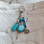 Brelok Turkusowa Korona – elegancki brelok z chwostem i zawieszkami - 2