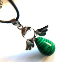 Aniołek z zielonym malchitem, delikatny wisiorek