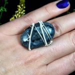 Larvikit, srebrny pierścionek z larvikitem - pierścionek na palcu