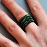 Pierścionek koralikowy zielono-czarny - pierścionek na prezent
