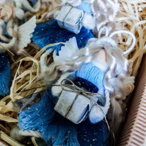 Zimowe aniołki z prezentem 