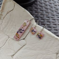 Komplet biżuterii (wisiorek i kolczyki) z żywicy - Różowy Szept Natury