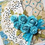Kartka ROCZNICA ŚLUBU z niebieskimi różami - Beżowo-niebieska kartka na rocznicę ślubu