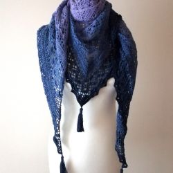 Ażurowa chusta handmade w odcieniach lawendy