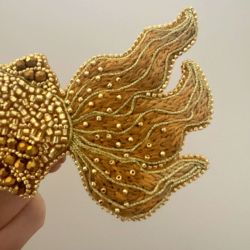 Broszka złota rybka – ręcznie haftowana, elegancka, unikatowa Broszka złota rybka – ręcznie haftowana, elegancka, unikatowa