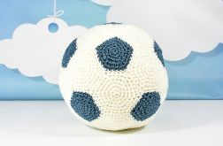 SZYDEŁKOWA PODUSZKA W KSZTAŁCIE PIŁKI NOŻNEJ – HANDMADE DLA MAŁEGO FANA SPORTU