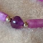 Seria 'Talizman Ochronny' Bransoletka nr 13 - Widok z przodu. Duży koralik z ametystu o dwa boczne z posrebrzanego hematytu