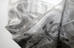 Jedwabna malowana Szarosrebrna minimalistyczna apaszka z roślinną dekoracją