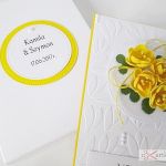 Kartka W DNIU ŚLUBU z żółtymi kwiatami - Biało-żółta kartka ślubna w pudełku
