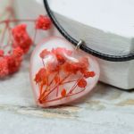 Unikatowy wisiorek serce z kwiatami w żywicy - naszyjnik serce kwiaty w żywicy