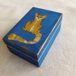 Pudełko malowane małe - Kotek w błękicie - pudełko z półprofilu