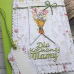 Kartka na Dzień Matki z bukietem polnych kwiatów - Kartka z kopertą i etykietką z jasnozielonym sznureczkiem
