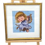 Ręcznie Haftowany Obrazek Aniołek z Harfą 24x24 cm w Ramce - 