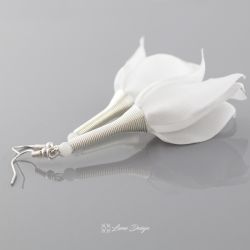 Kolczyki Silk długie kwiaty białe