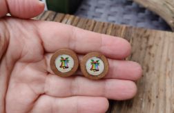 Drewniane kolczyki świąteczne z motywem kolorowych dzwonków