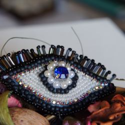 Ręcznie robiona broszka z motywem złego oka