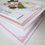 Kartka ŚLUBNA biało-różowa - Biało-różowa kartka na ślub w ozdobionej kopercie
