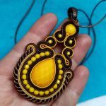 Naszyjnik-wisior sutasz w kolorze Brązowym i żółtym - 