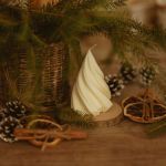 Sojowa świeca choinka na prezent o świątecznym zapachu  - świeca sojowa choinka święta