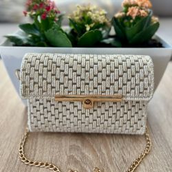 Elegancka torebka z plecionki – złoty akcent