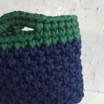 Mała zielono-granatowa torebka - Zbliżenie na kolor
