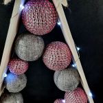 Drewniana choinka LED w różowych diamencikach - 