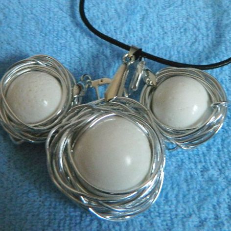 Designerska biżuteria, biały naturalny koral w aureoli, wisior i kolczyki