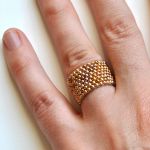 Pierścionek koralikowy złoty melanż - pierścionek na prezent