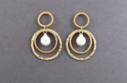 Kolczyki koła z perłami.