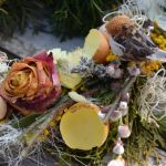 Wianek wielkanocno-wiosenny naturalny z różami - widok z boku