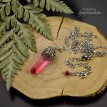 Wisiorek talizman różowo czerwony kryształ górski surowy - Idealny prezent dla niej