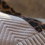 Beżowo-różowy plecak kurierski panterka - 