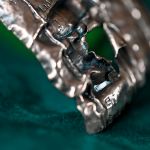 Brosza Anatomia Miłości - brosza miedziana serce detal