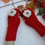 Czerwone rękawiczki mitenki z kwiatkiem - warkocze