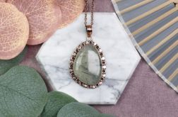 Miedziany ozdobny wisiorek z prehnitem #562