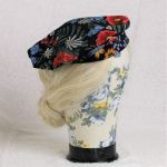 Beret z dzianiny bawełnianej - Haftowane maki - Zdjęcie na białym tle niestylizowane